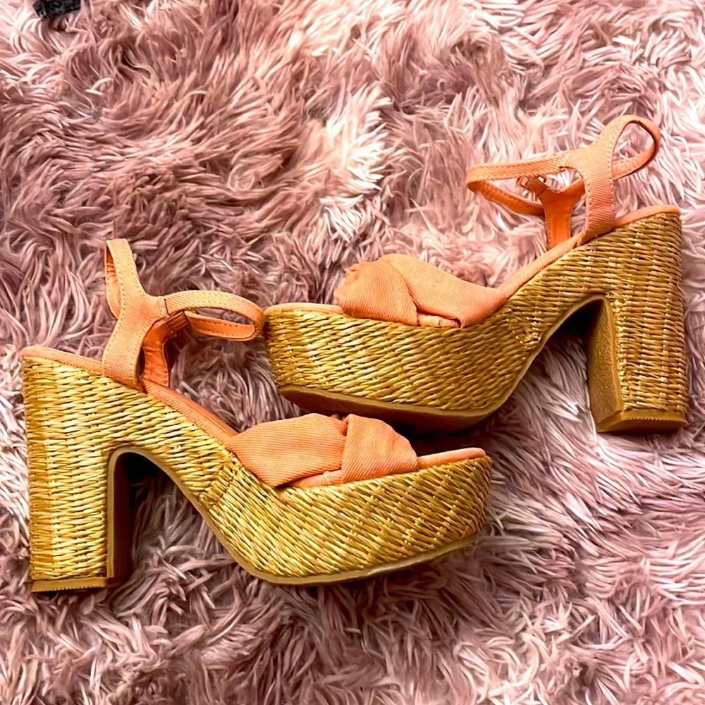 Lulu’s Salmon wicker wedges